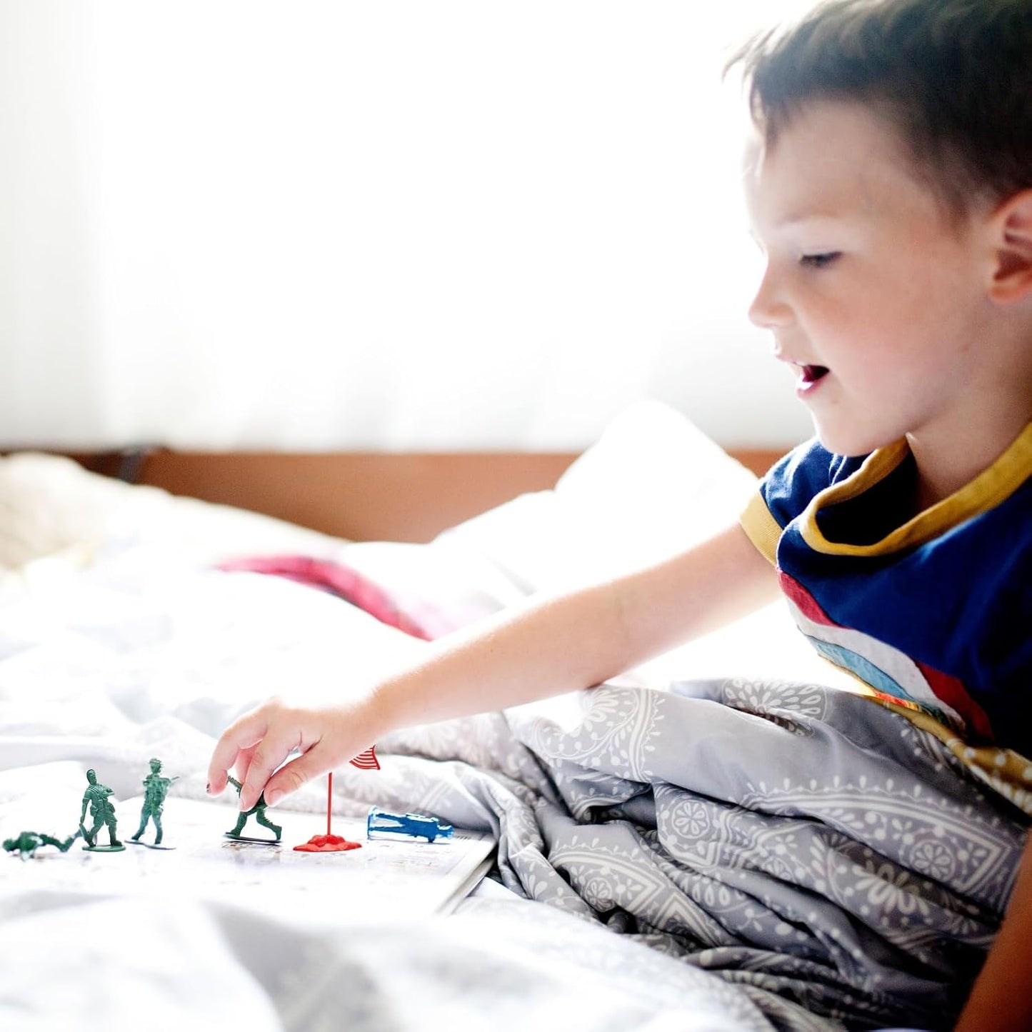 "200-Piece Miniature Army Men Playset with Bucket"